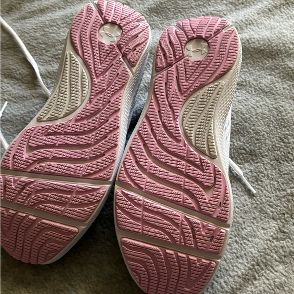 Womens tennis shoes🌸 - Picture 3 of 4